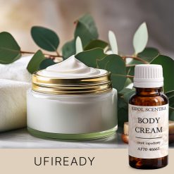 Słoik białego kremu o gładkiej, błyszczącej konsystencji stoi na wirującym niebieskim kremie. AF70 46661