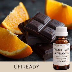 Czekoladowa góra z soczystym plasterkiem pomarańczy na szczycie.