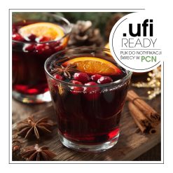 Gotowy do picia żurawinowy grzaniec wina.