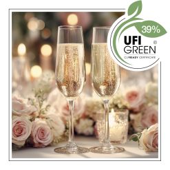 Kieliszki z szampanem i różami w romantycznej scenerii.