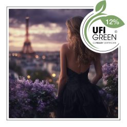 Kobieta na balkonie o zmierzchu, widok na miasto.