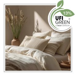 Lniane poduszki i pościel w porannym świetle.