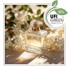 Perfumy w ozdobnym flakonie z kwiatami.