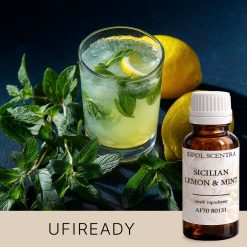 Szklanka lemoniady z liśćmi mięty.