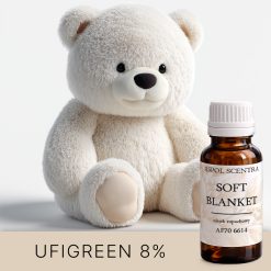 Pluszowy biały miś na jasnym tle.