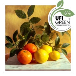 Świeże cytrusy z liśćmi na marmurowej desce.