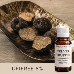 Czarne trufle na ozdobnym talerzu.