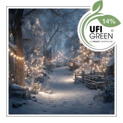 Zimowy las z choinkami i lampkami.