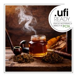 Słoik z aromatycznym miodem, z którego unosi się dym, otoczony fajką, suszem tytoniowym i liśćmi, na drewnianym stole. - AF70 52654