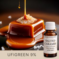 Kwadratowy kawałek karmelu polany płynąca karmelową polewą, posypany solą morską. - AF70 3491