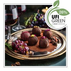 Czekoladowe pralinki na ozdobnej tacy, otoczone winogronami i czerwonym winem. - AF70 6788