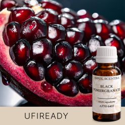 Zbliżenie na soczyste, ciemnoczerwone ziarna granatu w przekrojonym owocu - AF70 6402