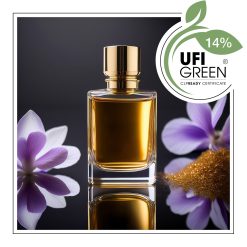 Flakon perfum z bursztynowym płynem, otoczony fioletowymi kwiatami i brokatem - AF70 5450