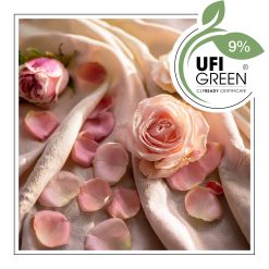 Różowe płatki i kwiaty róży ułożone na miękkim, beżowym kaszmirze - AF70 7405