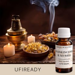 Dymiące kadzidło z bursztynowymi żywicami, świecami i mosiężnym naczyniem na drewnianym stole. - AF70 85693