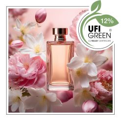 Flakon perfum otoczony różowymi i białymi kwiatami na pastelowym tle. - AF70 10081