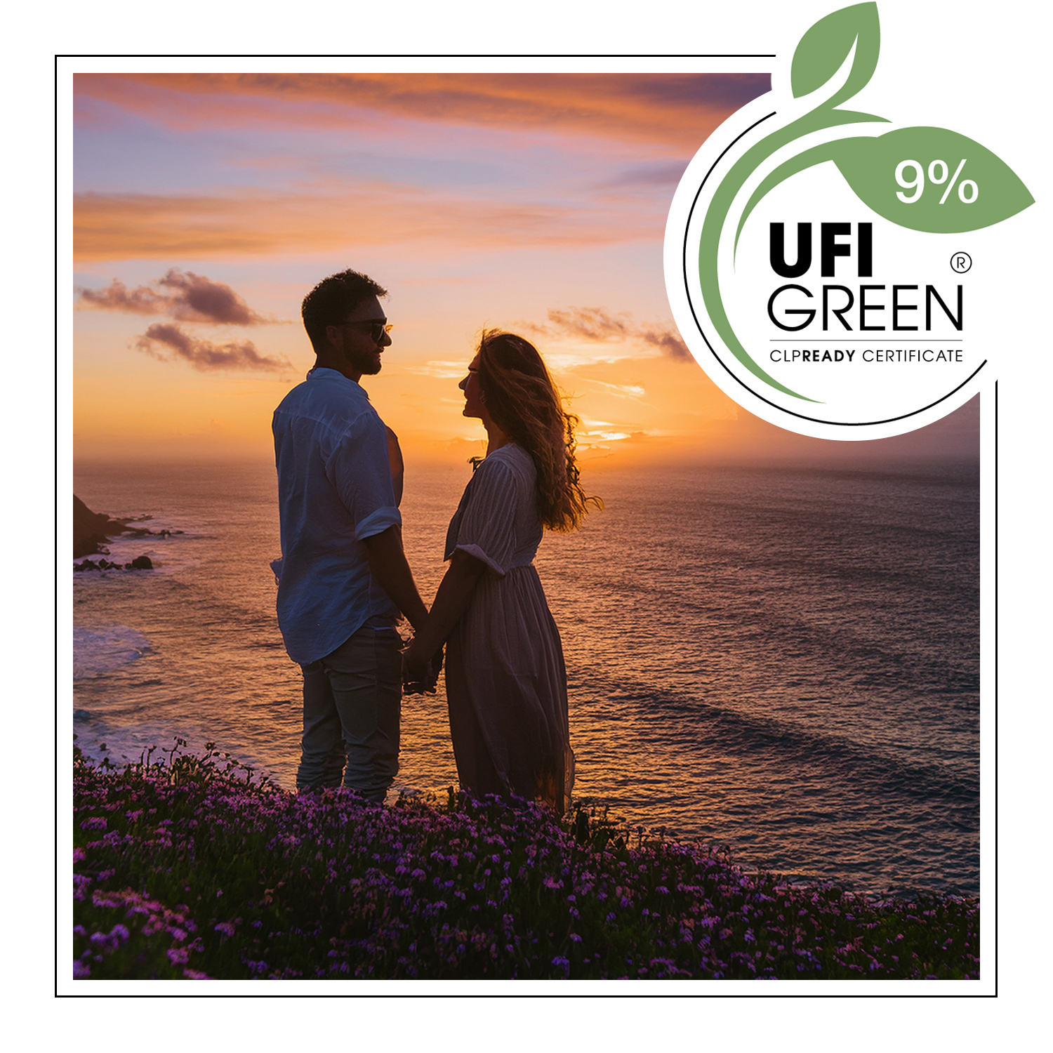 Para trzymająca się za ręce na klifie o zachodzie słońca nad oceanem, otoczona kwitnącymi kwiatami - AF70 0685