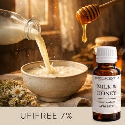 Strumień mleka wlewany do miski i kropla miodu z nabieraka