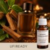 Ciemny flakon perfum otoczony kawałkami drzewa sandałowego